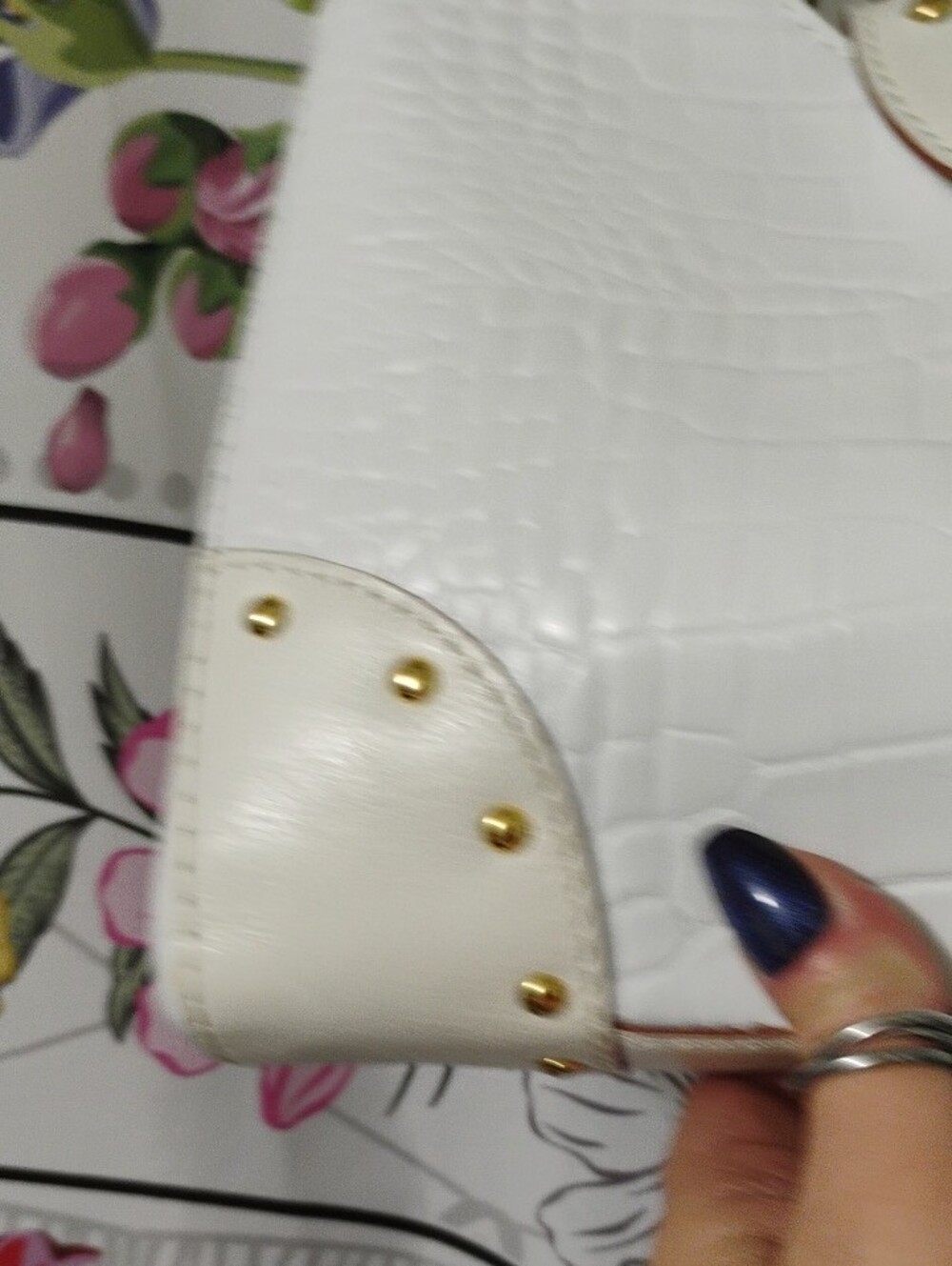Michael Michael Kors Stylish White/Cream Croc-Emboss. 3 Compartment Shoulder Bag - Picture 9 of 15